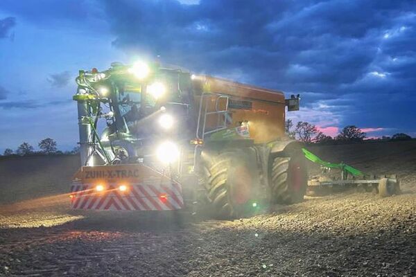 Gärrestausbringung mit - Claas-Xerion und Scheibengrubber